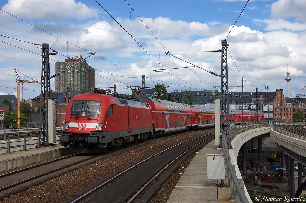 182 014 mit dem RE2 (RE 37414) von Cottbus nach Wittenberge, bei der Einfahrt in den Berliner Hbf. 14.07.2012