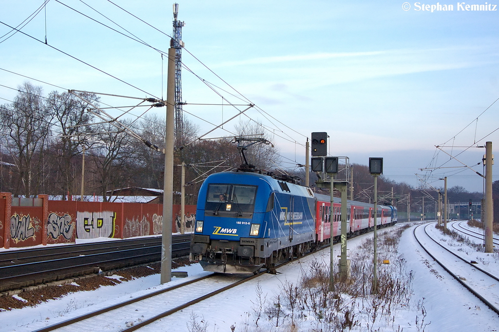 182 912-6 MWB - Mittelweserbahn GmbH fr ODEG - Ostdeutsche Eisenbahn GmbH mit dem RE4 (RE 37318) von Ludwigsfelde nach Rathenow, bei der Einfahrt in Rathenow. Geschoben hatte die 1116 911-7 (182 911-8). 14.12.2012