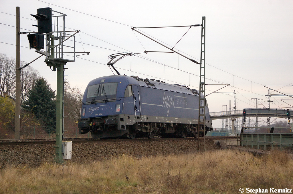 183 500-8 mgw Service GmbH & Co. KG fr Raildox GmbH & Co. KG kam als Lz durch Stendal(Wahrburg) gefahren und fuhr in Richtung Rathenow weiter. 23.11.2012