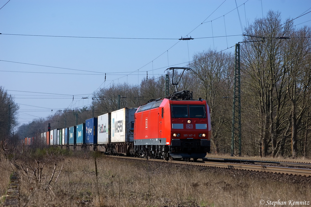 185 147-6 mit einem Containerzug in Suderburg in Richtung Uelzen unterwegs. 23.03.2012