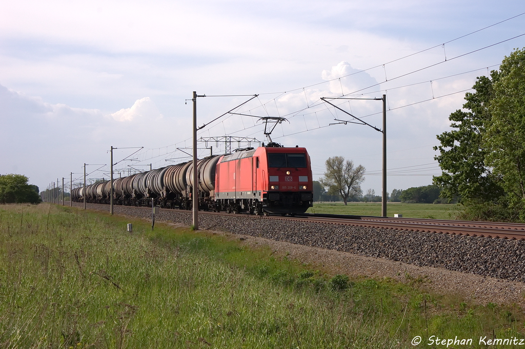 185 208-6 DB Schenker Rail Deutschland AG mit einem Kesselzug  Benzin oder Ottokraftstoffe  in Vietznitz und fuhr in Richtung Nauen weiter. 17.05.2013