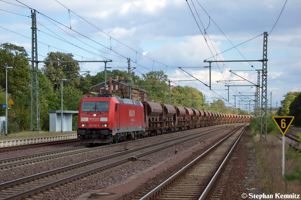 185 292-0 DB Schenker Rail Deutschland AG mit einem Facns Ganzzug in Niederndodeleben und fuhr in Richtung Helmstedt weiter. 28.09.2012