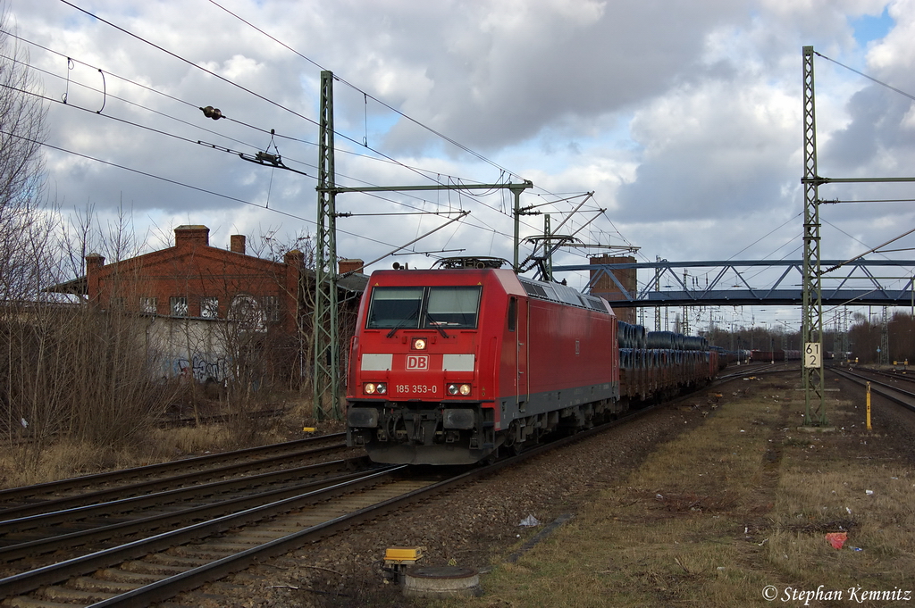 185 353-0 holte aus dem Brandenburger Güterbahnhof einen Drahtrollengüterzug ab und fuhr in Richtung Magdeburg weiter. 08.03.2012