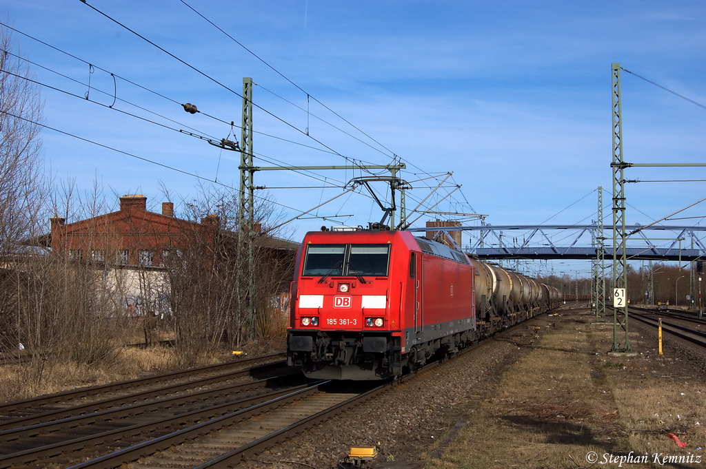185 361-3 mit einem Kesselzug in Brandenburg in Richtung Magdeburg unterwegs. 03.03.2012