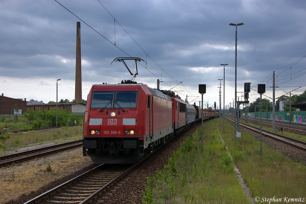 185 388-6 DB Schenker Rail Deutschland AG mit einem gemischtem Güterzug, bei der Einfahrt in Rathenow und fuhr in Richtung Wustermark weiter. Die Wagenlok war die 155 170-5 und dahinter war ein Personenwagen (99 83 007-6) der HCS - Heavy Cargo+Service gewesen. 30.05.2012