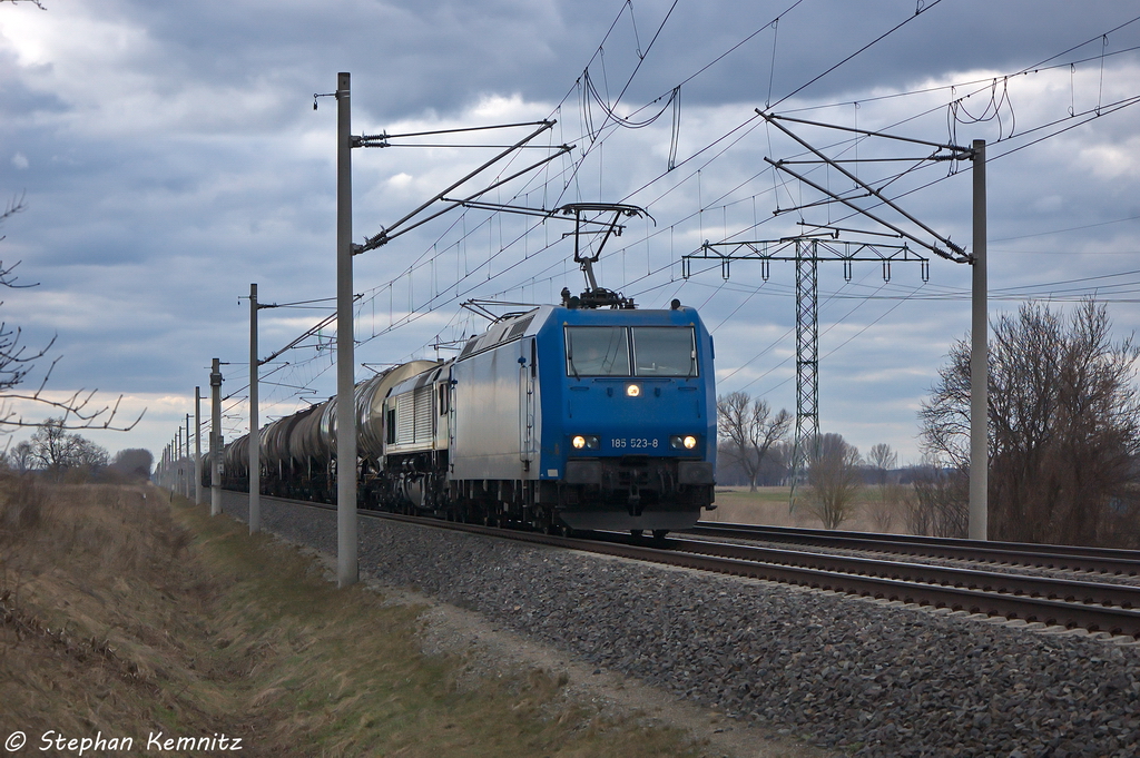 185 523-8 Alpha Trains fr HGK - Hfen und Gterverkehr Kln AG mit der Wagenlok DE 678 (266 023-1) und einem Kesselzug  Umweltgefhrdender Stoff, flssig  in Vietznitz und fuhr in Richtung Nauen weiter. 14.04.2013