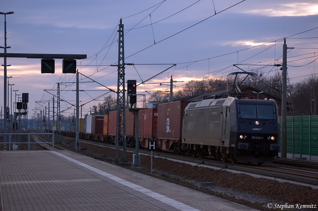 185 545-1 MRCE Dispolok GmbH fr CTL Logistics GmbH mit einem Containerzug in Rathenow in Richtung Wustermark unterwegs. 20.03.2012