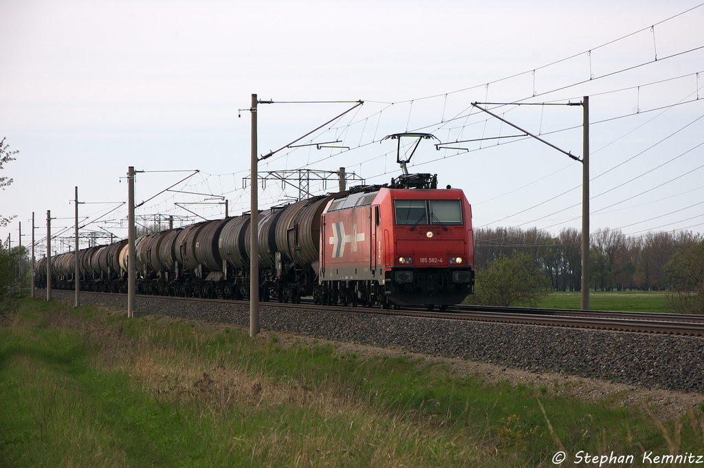 185 582-4 HGK - Häfen und Güterverkehr Köln AG [HGK 2051] mit einem Kesselzug  Umweltgefährdender Stoff, flüssig  in Vietznitz und fuhr in Richtung Nauen weiter. 03.05.2013
