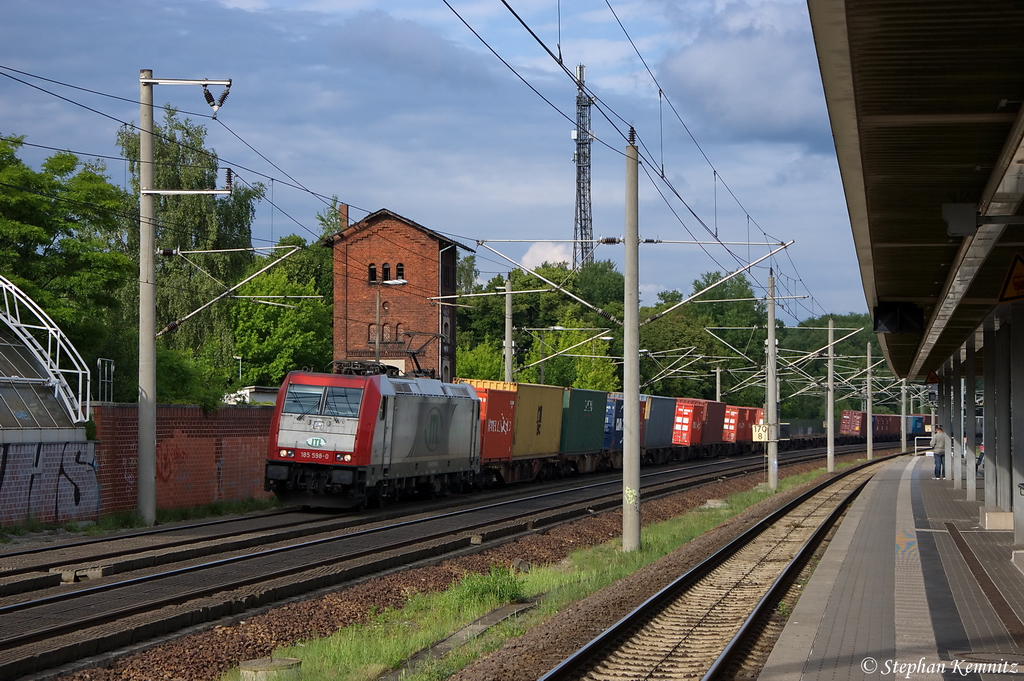 185 598-0 ITL Eisenbahn GmbH mit einem Containerzug in Rathenow und fuhr in Richtung Stendal weiter. 07.06.2012
