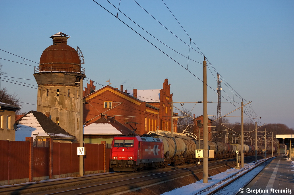 185 606-1 HGK - Häfen and Güterverkehr Köln AG [HGK 2064] mit einem Kesselzug  Benzin oder Ottokraftstoffe  in Rathenow in Richtung Stendal unterwegs. 04.02.2012