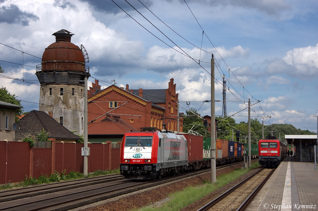 185 649-1 ITL Eisenbahn GmbH mit einem Containerzug in Rathenow und fuhr in Richtung Stendal weiter. 08.06.2012