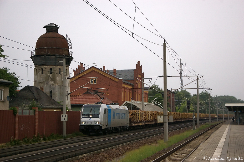 185 686-3 Railpool GmbH fr SETG - Salzburger Eisenbahn TransportLogistik GmbH. eingestellt bei Raildox GmbH & Co. KG, mit einem Holzzug in Rathenow und fuhr in Richtung Stendal weiter. 21.06.2012
