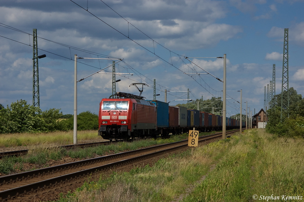 189 006-0 DB Schenker Rail Deutschland AG mit einem Containerzug in Demker und fuhr in Richtung Magdeburg weiter. 09.06.2012