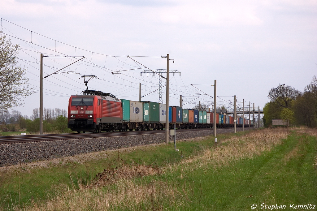 189 017-7 DB Schenker Rail Deutschland AG mit einem Containerzug in Vietznitz und fuhr in Richtung Friesack weiter. 01.05.2013