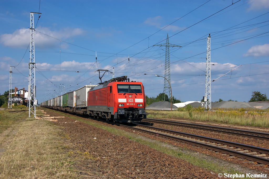 189 019-3 DB Schenker Rail Deutschland AG mit dem KLV  DB SCHENKERhangartner  in Satzkorn und fuhr in Richtung Golm weiter. 04.09.2012
