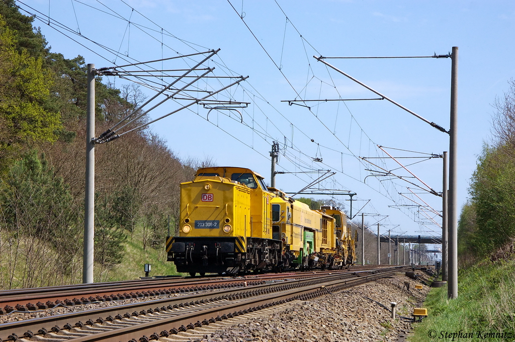 203 308-2 DB Netz AG mit einem Bauzug bei Nennhausen und fuhr in Richtung Rathenow weiter. 28.04.2012