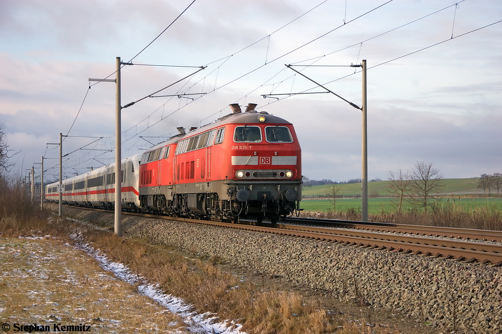 218 835-7 & 218 832-4 DB Fernverkehr AG mit einem ICE 2 (402/808 033-5)  Ulm  im Schlepp, kurz hinter Nennhausen und fuhren in Richtung Berlin weiter. 12.01.2013