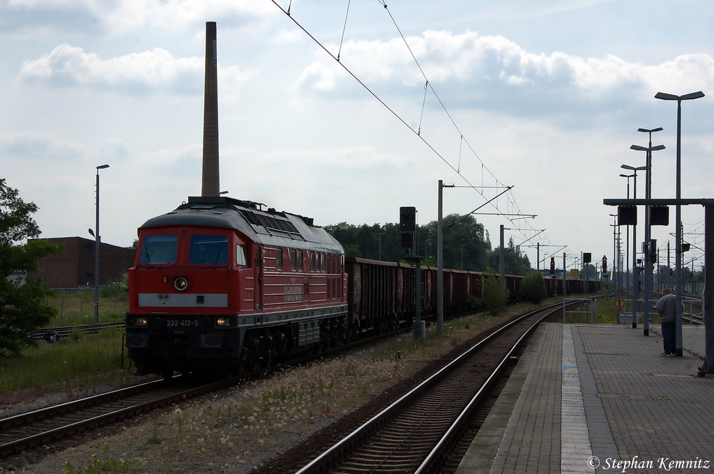 232 413-5 DB Schenker Rail Deutschland AG mit einem Eanos-X Ganzzug aus Brandenburg Altstadt in Rathenow und fuhr in Richtung Wustermark weiter. 13.06.2012