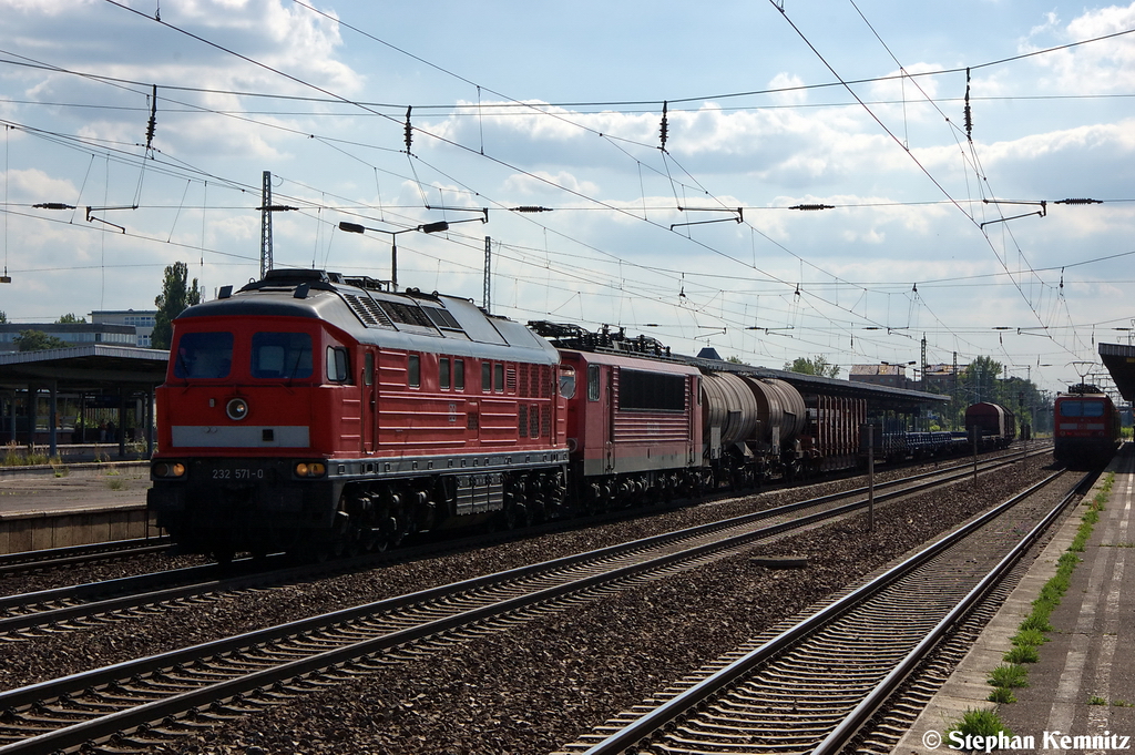 232 571-0 mit der Wagenlok 155 260-3 (kalt) und einem gemischten Gterzug in Berlin-Schnefeld Flughafen und fuhr in Richtung Grnauer Kreuz weiter. 14.08.2012