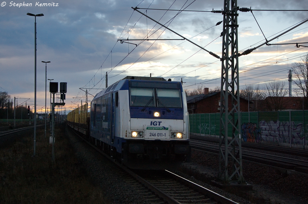 246 011-1 IGT - Inbetriebnahmegesellschaft Transporttechnik mbH fr Raildox GmbH & Co. KG mit einem leeren Holzzug, bei der Durchfahrt in Rathenow und fuhr in Richtung Wustermark weiter. 30.01.2013