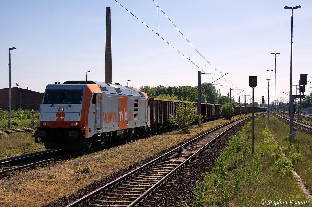 285 102-0 [Name:  Oberhavel ] hvle - Havellndische Eisenbahn AG mit einem Eanos Ganzzug in Rathenow, in Richtung Wustermark unterwegs. 25.05.2012
