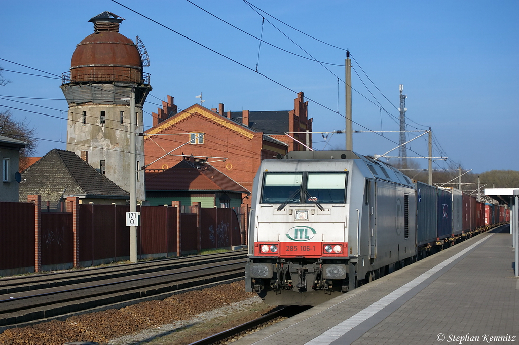 285 106-1 CBRail s..r.l fr ITL Eisenbahn GmbH mit einem Containerzug in Rathenow in Richtung Stendal unterwegs. 28.03.2012
