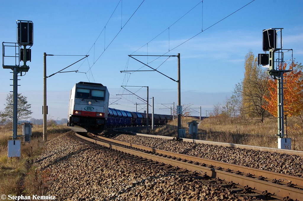 285 106-1 ITL Eisenbahn GmbH mit einem Tads Ganzzug in Stendal(Wahrburg) und fuhr in Richtung Gterbahnhof weiter. 13.11.2012
