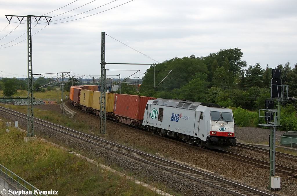 285 108-7 ITL Eisenbahn GmbH mit einem Containerzug in Stendal Ortsteil Wahrburg. 07.09.2012