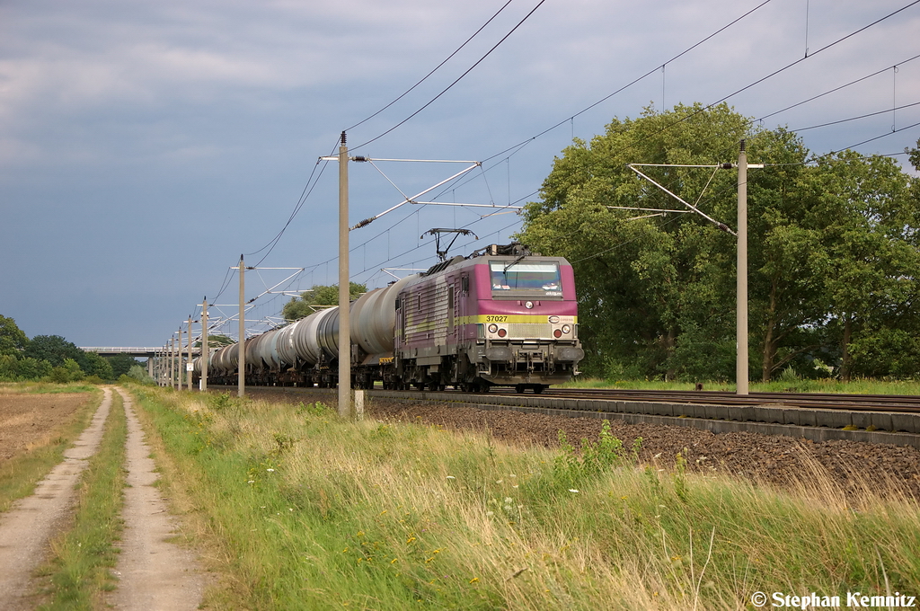 37027 akiem fr DE - Dortmunder Eisenbahn GmbH mit einem Kesselzug bei Rathenow und fuhr in Richtung Stendal weiter. 07.08.2012