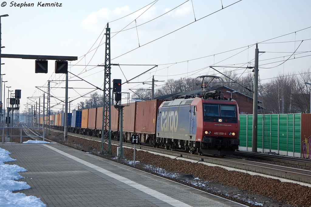 482 030-4 SBB Cargo fr HSL Logistik GmbH mit einem Containerzug, bei der Durchfahrt in Rathenow und fuhr in Richtung Wustermark weiter. 12.02.2013