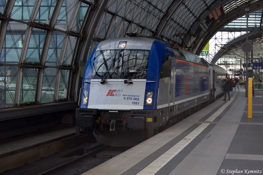 5 370 002 PKP Intercity mit dem EC 45 von Berlin Hbf nach Warszawa Wschodnia im Berliner Hbf. 01.04.2012