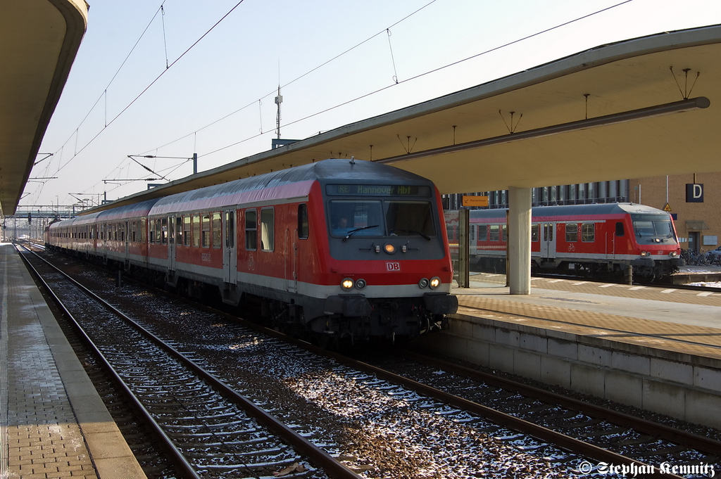 Am Gleis 4 im Wolfsburger Hbf steht der RE (RE 14014) von Wolfsburg Hbf nach Hannover Hbf. Geschoben von der 110 468-6. 31.01.2012