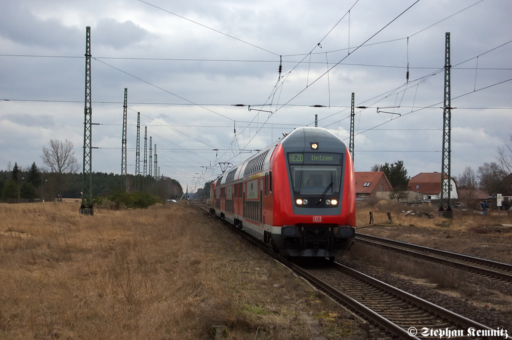 Die IRE-Garnitur  Magdeburg-Berlin-Express  als RE20 (RE 17712) von Halle(Saale)Hbf nach Uelzen in Mahlwinkel. Geschoben von der 112 139  Otto hat Zugkraft . 25.02.2012