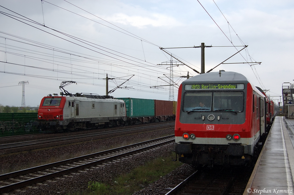 E 37530 CTL Logistics GmbH mit einem Containerzug aus dem Berliner Westhafen, musst in Wustermark einen kleinen Stop einlegen wegen einer ICE und IC berholung. 20.04.2012