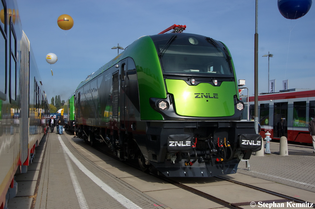 E4MSU-001 ZNLE - ZAKŁADY NAPRAWCZE LOKOMOTYW ELEKTRYCZNYCH stand auf der InnoTrans 2012 in Berlin. Die E4MSU ist eine neue polnische 3-System E-Lok fr 15 und 25 kV Wechsel- sowie 3 kV Gleichspannung aus den Hause ZNLE und soll die Bombardiers TRAXX-Baureihen preislich unterbieten. Sie kann bis zu 800 t schwere Schnellzge und 3200 t schwere Gterzge ziehen. Diese Baureihe trgt den Namen  Griffin . 21.09.2012