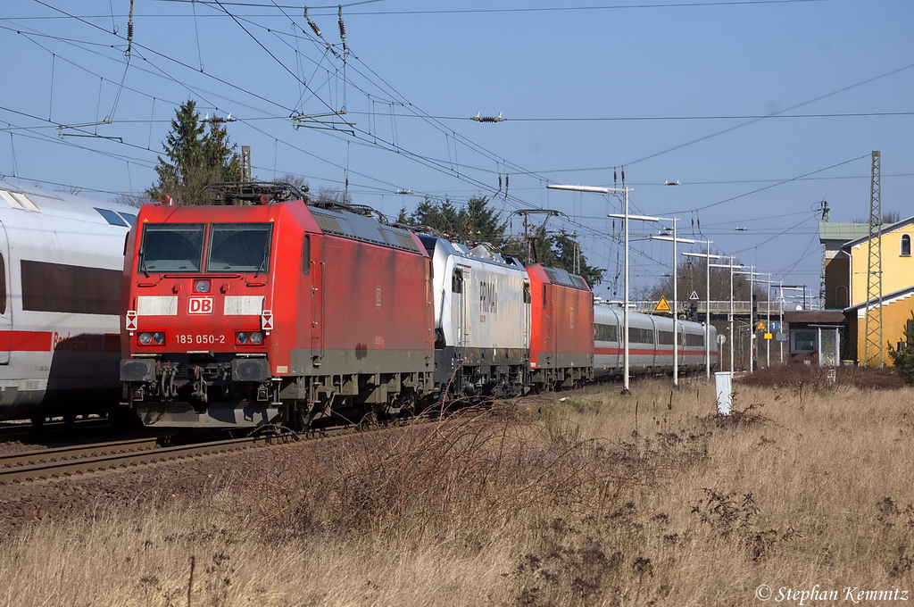 Ein Lokzug in Suderburg. Bestehend aus der Zuglok 185 051-0 und den Wagenloks Alstom Prima II (91 87 00 47502-6) und der 185 050-2. Sie fuhren in Richtung Uelzen weiter. Die 185 050-2 & 185 051-0 kamen zwei Stunden später wieder zurück ohne die Prima II. Vermute deshalb das die Prima II nach Hamburg gebracht worden ist. 23.03.2012