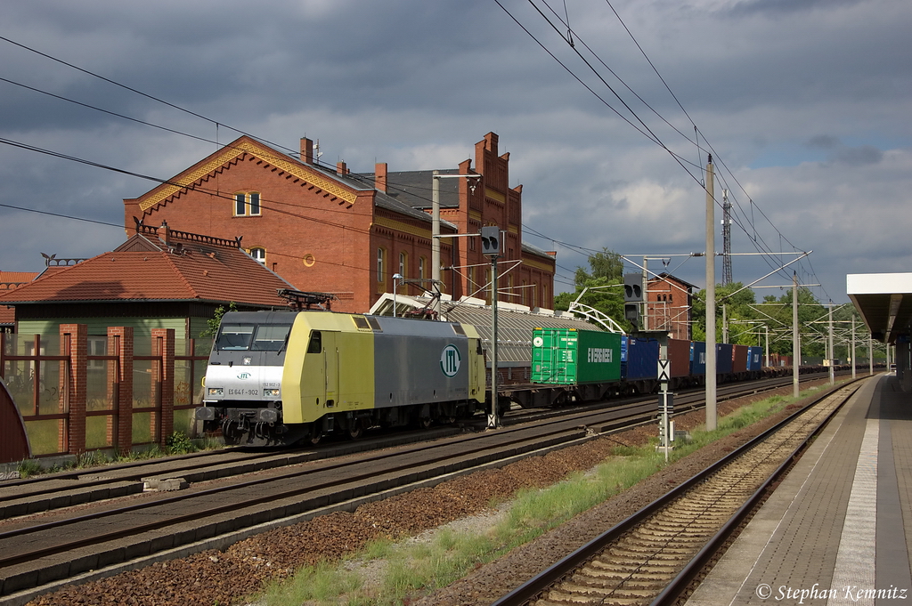 ES 64 F - 902 (152 197-0) ITL Eisenbahn GmbH mit einem Containerzug in Rathenow, in Richtung Stendal unterwegs. 30.05.2012
