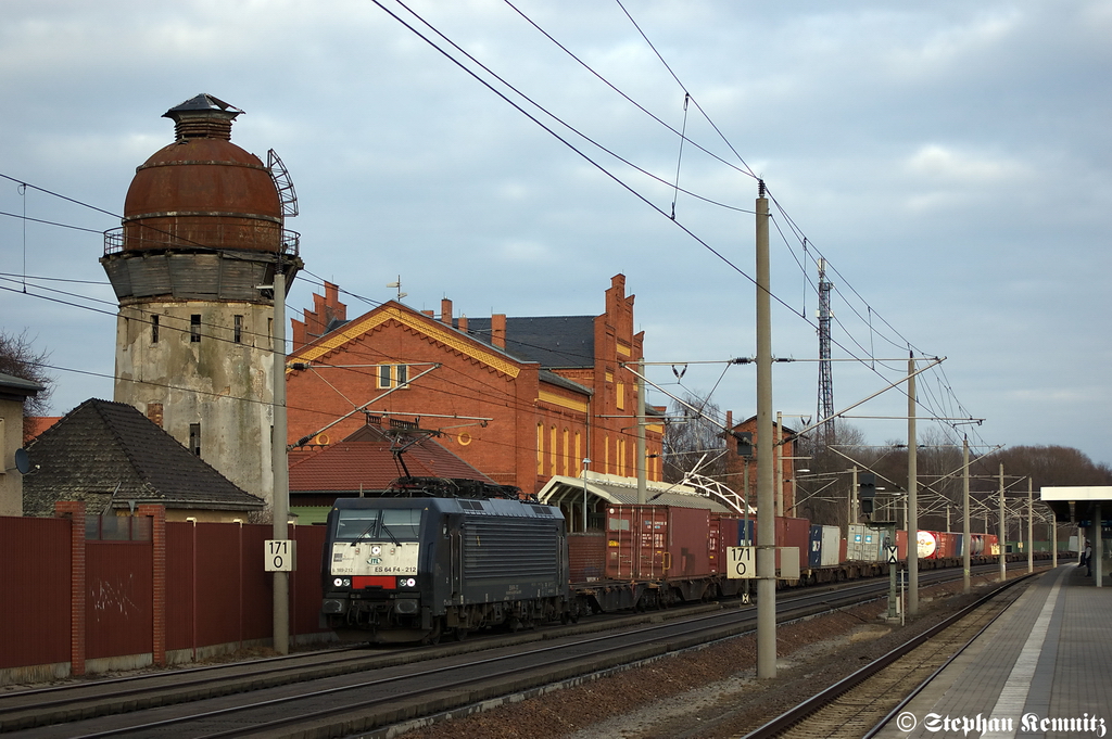 ES 64 F4 - 212 (189 212-4) MRCE Dispolok GmbH fr ITL Eisenbahn GmbH mit einem Containerzug in Rathenow in Richtung Stendal unterwegs. 22.02.2012