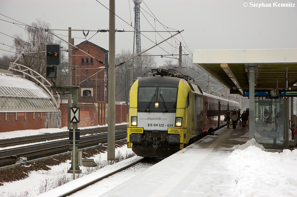 ES 64 U2 - 011 (182 511-6) MRCE Dispolok GmbH fr ODEG - Ostdeutsche Eisenbahn GmbH kam mit dem RE4 (RE 37316) aus Ludwigsfelde in Rathenow an und wurde dann vom Zug abgekoppelt. 12.12.2012