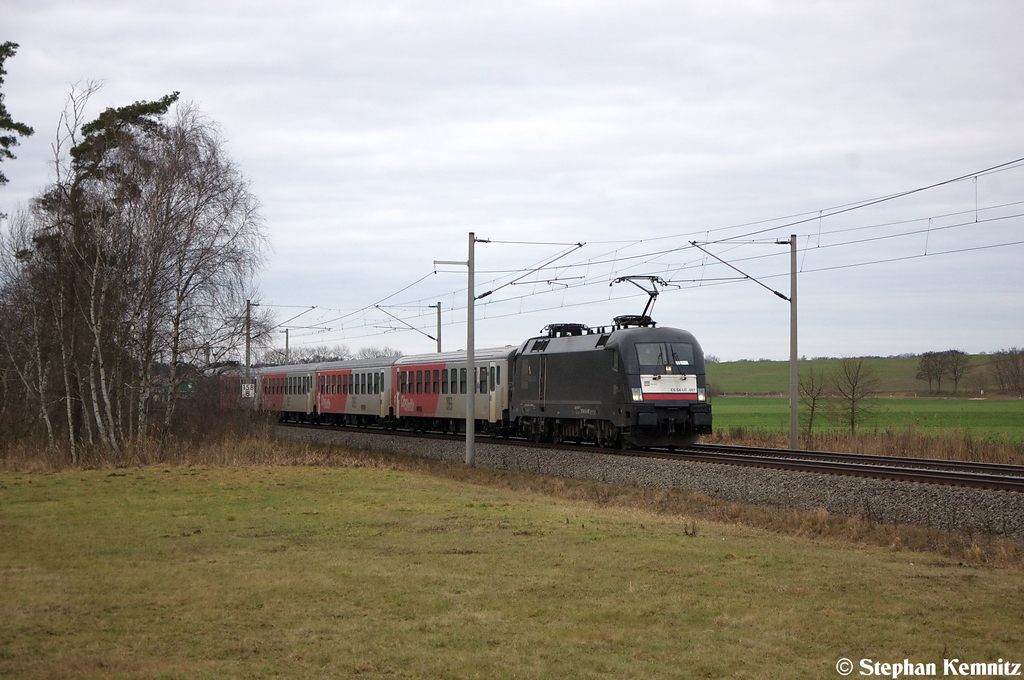 ES 64 U2 - 097 (182 597-5) MRCE Dispolok GmbH fr ODEG - Ostdeutsche Eisenbahn GmbH mit dem RE4 (RE 37319) von Rathenow nach Ludwigsfelde bei Nennhausen. 29.12.2012