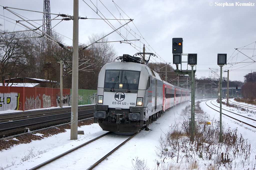 ES 64 U2 - 100 (182 600-7) Hupac fr ODEG - Ostdeutsche Eisenbahn GmbH mit dem RE4 (RE 37316) von Ludwigsfelde nach Rathenow, bei der Einfahrt in Rathenow. 11.12.2012