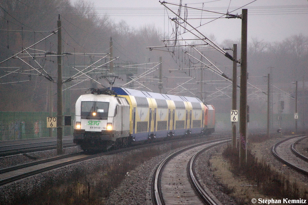 ES 64 U2 - 101 (182 601-5) Hupac fr ODEG - Ostdeutsche Eisenbahn GmbH mit dem RE4 (RE 37318) von Ludwigsfelde nach Rathenow, bei der Einfahrt in Rathenow. ES 64 U2 - 101 ist nun die zehnte Lok die bei der ODEG - Ostdeutsche Eisenbahn GmbH fr den RE4  ODEG-Ersatzkonzept  zum Einsatz gekommen ist. Am Hacken hat sie die vier Metronom Doppelstockwagen und den RTS Taurus 1216 901-5. Gruss an den ODEG-TF! 07.01.2013