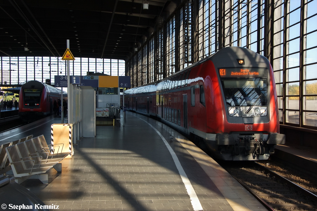 Im Bahnhof Berlin Zoologischer Garten trafen sich zwei RE1-Linie. Rechts stand der RE1 (RE 18176) von Frankfurt(Oder), der aus einer modernisierten Dostos-Garnitur bestand und 182 001-8 hatte ihn geschoben. Links stand noch eine normale Dostos-Garnitur die als RE1 (RE 18117) von Magdeburg Hbf nach Frankfurt(Oder) unterwegs war. Die modernisierten Dostos-Garnituren sollen ab den 9.12.2012 die noch blichen Dostos-Garnituren auf der RE-Linie 1 ablsen. 16.10.2012 