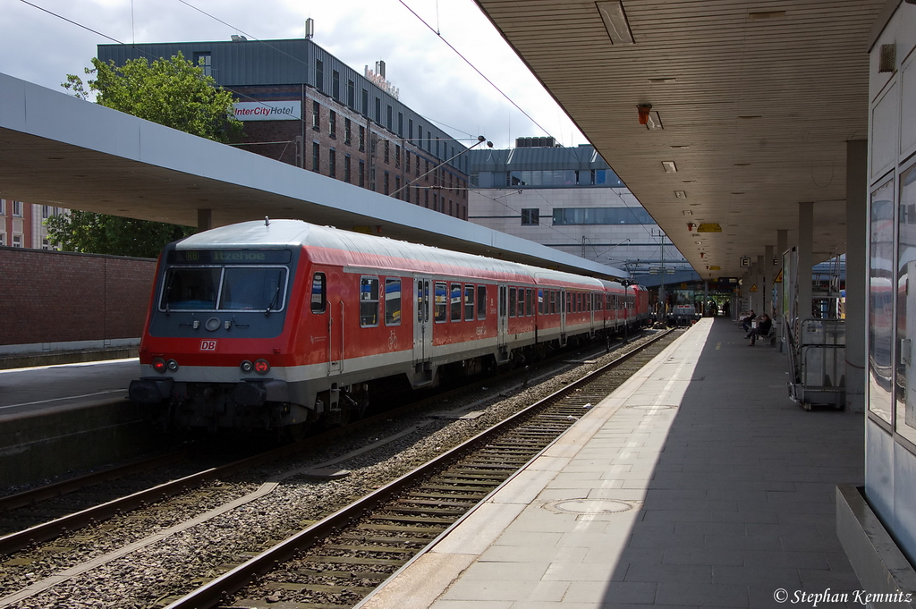In Hamburg-Altona steht zur abfahrt bereit die RB (RB 21166) nach Itzehoe und geschoben hatte die 112 176. 21.07.2012