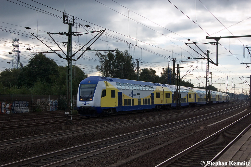 In Hamburg-Harburg fuhr der metronom (ME 82007) von Bremen Hbf nach Hamburg Hbf ein und geschoben hatte die 146 535-0. 13.09.2012