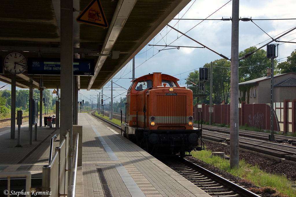 LOCON 205 (212 263-8) LOCON LOGISTIK & CONSULTING AG als Lz in Rathenow und fuhr in Richtung Wustermark weiter. 07.06.2012