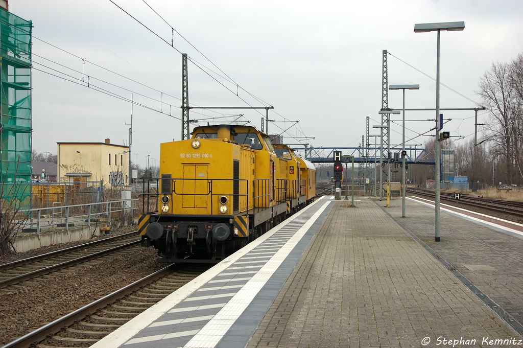 Lok 8 (293 010-5) DGT - Deutsche Gleis- und Tiefbau GmbH mit einer weiterin 293er und einem Bauwagen, bei der Durchfahrt im Brandenburger Hbf und fuhr in Richtung Magdeburg weiter. 28.02.2013