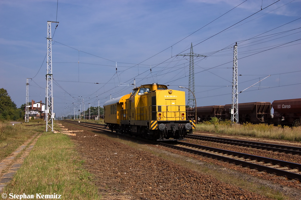 Lok 9 (293 011-3) DGT - Deutsche Gleis- und Tiefbau GmbH mit einem Bauwagen in Satzkorn und fuhr in Richtung Golm weiter. 18.09.2012
