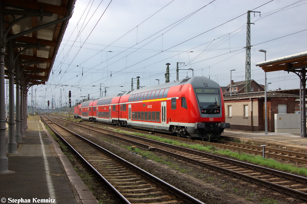 RE20 (RE 17708) von Halle(Saale)Hbf nach Uelzen, bei der Ausfahrt aus Stendal und geschoben hatte die 143 559-3. 12.10.2012