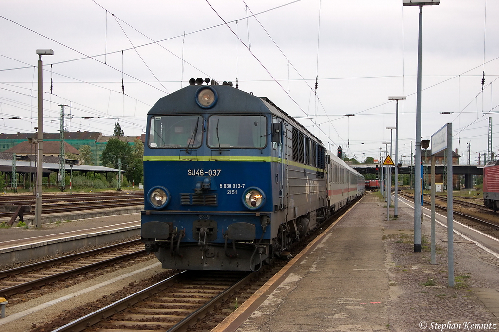 SU46-037 PKP Cargo mit dem EC 248  WAWEL  von Krakow Glowny nach Hamburg-Altona, bei der Einfahrt in Cottbus. 18.05.2012